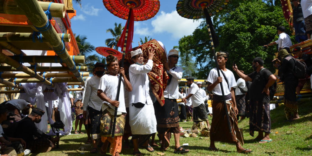 Bali: Ngaben dan Peran Arak