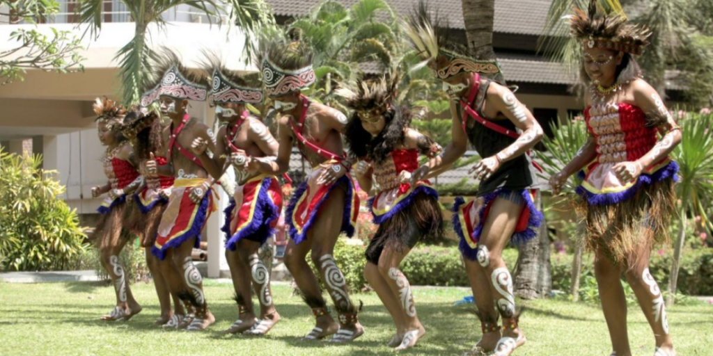 Maluku dan Papua: Perang Tarian dan Tuak Manis